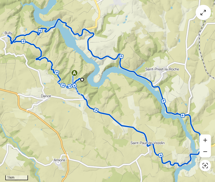 Chemin ombragé entre campagne et rivière